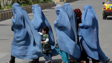 Des femmes traversent une route en Afghanistan [Shah Marai / AFP/Archives]