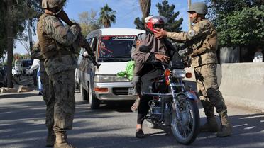 Des soldats de l'armée afghane à un point de contrôle dans Jalababad en Afghanistan, le 28 avril 2013 [Noorullah Shirzada / AFP/Archives]