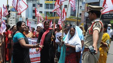 Des membres de la Fédération nationale des femmes indiennes (NFIW) manifestent, le 2 mai 2013 à Hyderabad [Noah Seelam / AFP/Archives]