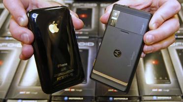 Un iPhone (g) et un motorola (d) datant de novembre 2009 [George Frey / Getty Images/AFP/Archives]