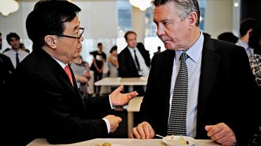 Le commissaire européen au Commerce Karel De Gucht, et le vice ministre du commerce chinois, Gao Hucheng à Shangaï le 22 juillet 2010 [Philippe Lopez / AFP/Archives]