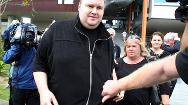 Le fondateur de Megaupload Kim Dotcom quitte le tribunal le 22 février 2012 à Auckland après sa remise en liberté sous caution [Michael Bradley / AFP/Archives]