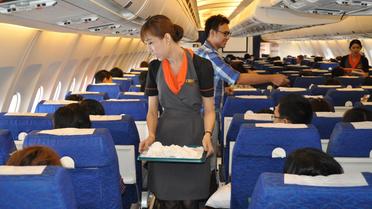 Une hôtesse de l'air transsexuelle sur un vol de la compagnie thaïlandaise PC Air, le 9 mars 2012 [Amelie Bottollier-Depois / AFP/Archives]