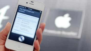 Une femme utilise éSiri", l'assistant personnel d'Apple sur un  iPhone