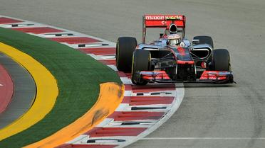 Le Britannique Lewis Hamilton au volant de sa monoplace McLaren lors des essais libres du GP de Singapour, le 22 septembre 2012. [Punit Paranjpe / AFP]