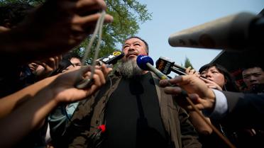 L'artiste chinois Ai Weiwei s'adresse aux médias étrangers en sortant d'un tribunal de Pékin, le 27 septembre 2012 [Ed Jones / AFP/Archives]