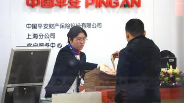 Dans une agence de l'assureur chinois Ping An à Shanghai, le 26 novembre 2012 [Peter Parks / AFP/Archives]