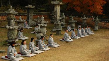 Des personnes méditent dans la cour du temple Mihwangsa, à Haenam, en Corée du SUd, le 24 novembre 2006 [ / Cultural Corps Of Korean Buddhis/AFP/Archives]