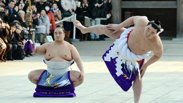 Le yokozuna Harumafuji (d) le 8 janvier 2013 pendant la cérémonie du Nouvel An [Toru Yamanaka / AFP]