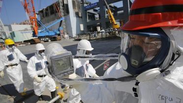 Un homme contrôle le taux de radioactivité sur le site de la centrale nucléaire de Fukushima, au Japon, le 6 mars 2013 [Issei Kato / Pool/AFP/Archives]