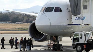 Des enquêteurs du bureau de la sécurité des transports américains inspectent un Boeing 787 de la compagnie All Nipon Airways (ANA) à l'aéroport de Takamatsu (Japon) le 18 janvier 2013 [ / Jiji Press/AFP/Archives]