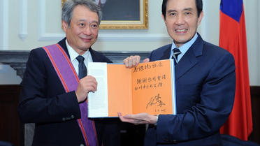 Photo fournie par la présidence taïwanaise montrant Ang Lee (g) au côté du président taïwanais, le 10 mai 2013 à Taipei [ / Présidence taïwanaise/AFP]