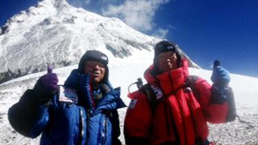 Yuichiro Miura, Japonais de 80 ans (droite), et son fils Gota posent au moment de quitter le camp C4 pour accéder au sommet de l'Everest, le 22 mai 2013 [Miura Dolphins / Miura Dolphins/AFP]
