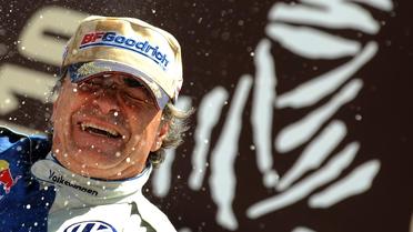 Le pilote espagnol Carlos Sainz sur le podium lors de sa victoire sur le Dakar, le 17 janvier 2010 à Buenos Aires. [Gabriel Bouys / AFP/Archives]
