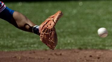 Un joueur de baseball rattrape une balle [Raul Arboleda / AFP/Archives]