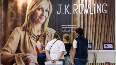 Une affiche montrant J.K. Rowling avec son nouveau livre à la foire aux livres de Sao Paulo, au Brésil, en août 2012 [Yasuyoshi Chiba / AFP/Archives]