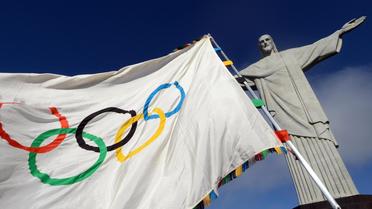 Le drapeau olympique devant la statue du Christ au Corcovado à Rio, le 19 août 2012. [J.P.Engelbrecht / Gourverneur de Rio/AFP/Archives]