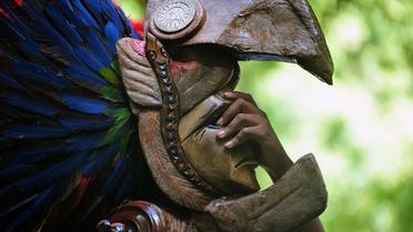 Une personne porte un masque maya sur le site archéologique de Tikal, au Guatemala, le 20 décembre 2012 [Hector Retamal / AFP]