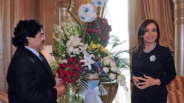 La présidente argentine Cristina Kirchner et la légende du football Diego Maradona le 15 janvier 2013 à Abou Dhabi [ / Présidence argentine/AFP]