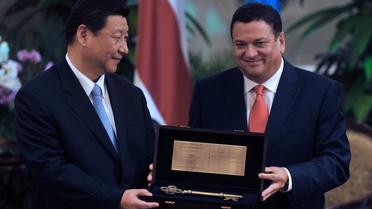 Le président chinois, Xi Jinping (g) et le maire de San José, Johnny Araya (d), le 3 juin 2013 à San José [Hector Retamal / AFP]