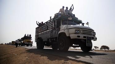 Photo fournie par la Mission des Nations Unies au Darfour (UNAMID) de camions transportant des personnes déplacées à Nyala dans le sud du Darfour [Albert Gonzalez Farran / UNAMID/AFP/Archives]