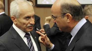Le ministre chypriote des Finances Vassos Shiarly (g) s'entretient avec son homologue espagnol Luis de Guindos, le 14 septembre 2012 à Nicosie [Yiannis Kourtoglou / AFP/Archives]