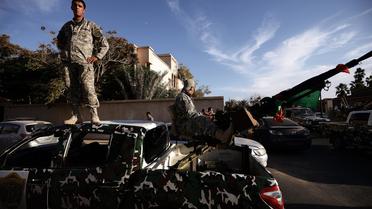 Des membres de la Force nationale mobile lors d'une opération pour déloger des milices à Tripoli, en Libye, le 23 septembre 2012 [Gianluigi Guercia / AFP]
