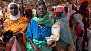 Photo publiée par la mission conjointe des Nations unies et de l'Union africaine au Darfour (Unamid), le 18 octobre 2012 montre des femmes soudanaises faisant la queue à un point de distribution de nourriture [Albert Gonzalez Farran / Unamid/AFP]