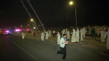 Des manifestants koweïtiens se protégent des tirs de gaz lacrymogènes de la police, à Koweït City, le 4 novembre 2012 [Yasser al-Zayyat / AFP]