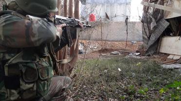 Un soldat syrien à Daraya, au sud-ouest de Damas, à une date inconnue [- / Sana/AFP/Archives]