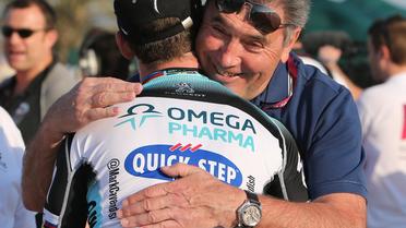 Eddy Merckx (d) félicite le vainqueur de la 4e étape du tour du Qatar Mark Cavendish, le 6 février 2013 [Karim Jaafar / Al-Watan Doha/AFP/Archives]