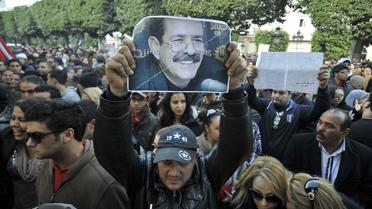 Un manifestant brandit une photo de Chokri Belaïd, le 6 février 2013 à Tunis [Fethi Belaid / AFP/Archives]