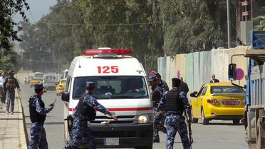 Une ambulance entourée de policiers à Kirkouk dans le nord de l'Irak, le 23 avril 2013 [Marwan Ibrahim / AFP/Archives]