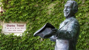 Une statue du chanteur Charles Trenet devant la maison où il est né, à Narbonne. [Pascal Pavani / AFP/Archives]