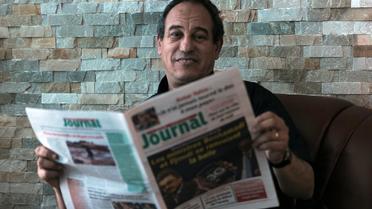 Hichem Aboud, directeur du quotidien d'opposition francophone, Journal, pose le 19 mai 2013 aprés avoir été censuré pour avoir affirmé que le président algérien était tombé dans le coma [Farouk Batiche / AFP]