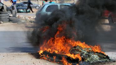 Pneus incendiés lors d' affrontements entre une brigade d'ex-rebelles et des manifestants "anti-milices", le 8 juin 2013 à Benghazi [Abdullah Doma / AFP]