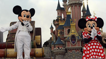 Minnie Mouse (d) avec sa tradionnelle robe à pois, en compagnie de Mickey, à Disneyland Paris en 2003 [Mehdi Fedouach / AFP/Archives]