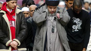 L'imam radical Abou Hamza (c), le 2 avril 2004 à Londres [Odd Andersen / AFP/Archives]