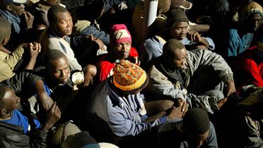 Des immigrants en provenance de Gambie interceptés en mer par la police espagnole, le 23 juillet 2004 [Samuel Aranda / AFP/Archives]