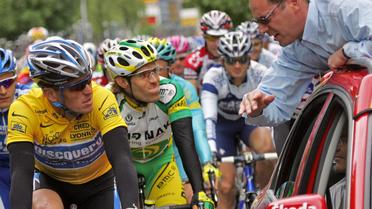 Le directeur du Tour de France Christian Prudhomme (droite) discute avec Lance Armstrong (gaucheà lors de la 6e étape du Tour de France 2005 entre Troyes et Nancy. [Joel Saget / AFP/archives]