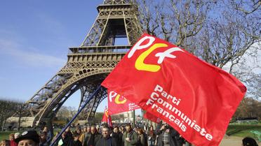 Un drapeau du PCF lors d'une manifestation au pied de la Tour Eiffel en 2006 à Paris [Damien Meyer / AFP/Archives]