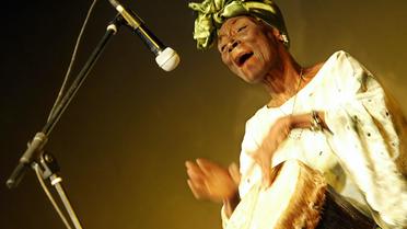 La chanteuse zanzibarie, Bi Kidude, le 13 octobre 2006, en concert à Nairobi [Tony Karumba / AFP/Archives]