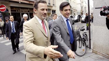 Jean-François Legaret (g) et François Fillon en campagne dans la 1re circonscription de Paris, le 7 juin 2007 avant les municipales [Stephane de Sakutin / AFP/Archives]