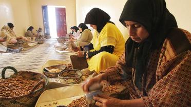 Des Marocaines écrasent des noix d'arganier, à Smimmou, dans le nord ouest du pays [Abdelhak Senna / AFP/Archives]