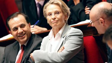 Michèle Alliot-Marie (c) et Roger Karoutchi (g) sur les bancs de l'Assemblée nationale, le 8 janvier 2008 à Paris [Patrick Hertzog / AFP/Archives]