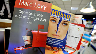 Des livres de Marc Levy et Guillaume Musso en rayon dans une librairie de Caen le 4 juin 2008