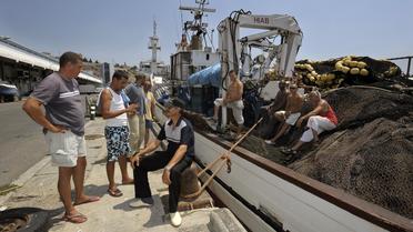 Des pêcheurs marseillais devant leur bâteau immobilisé en raison des quotas européens sur le thon en Méditerranée, en juillet 2008 [Anne-Christine Poujoulat / AFP/Archives]