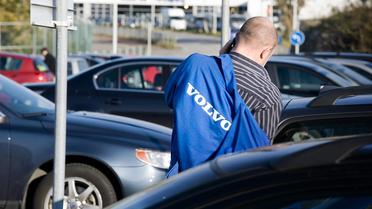 Un employé de Volvo devant l'usine de Göteborg [Bjorn Larsson Rosvall / Scanpix/AFP/Archives]