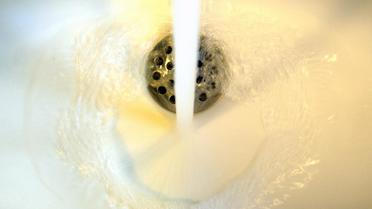 Un robinet coulant dans un évier [Eric Piermont / AFP/Archives]