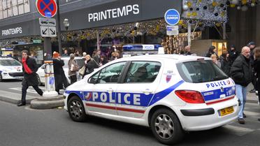 Voiture de police devant le Printemps Haussmann, en 2008
